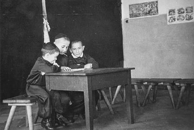 Zu Purim lesen die Kinder die Esther-Geschichte. Repro: nurinst-archiv/Gertrude Richman